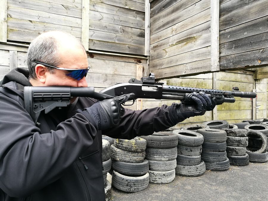 Avistar AV10RD con escopeta Mossberg